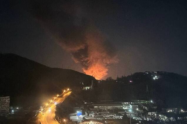 В Краснодарском крае РФ прогремели взрывы: в районе НПЗ разгорелся сильный пожар. Фото и видео