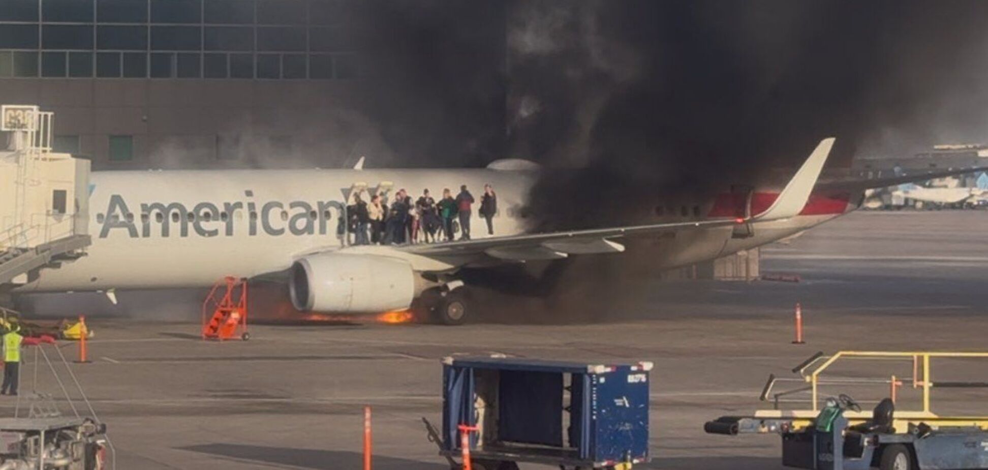 Вогонь охопив двигун: в аеропорту Денвера спалахнув літак Boeing 737 з пасажирами, є постраждалі. Фото і відео