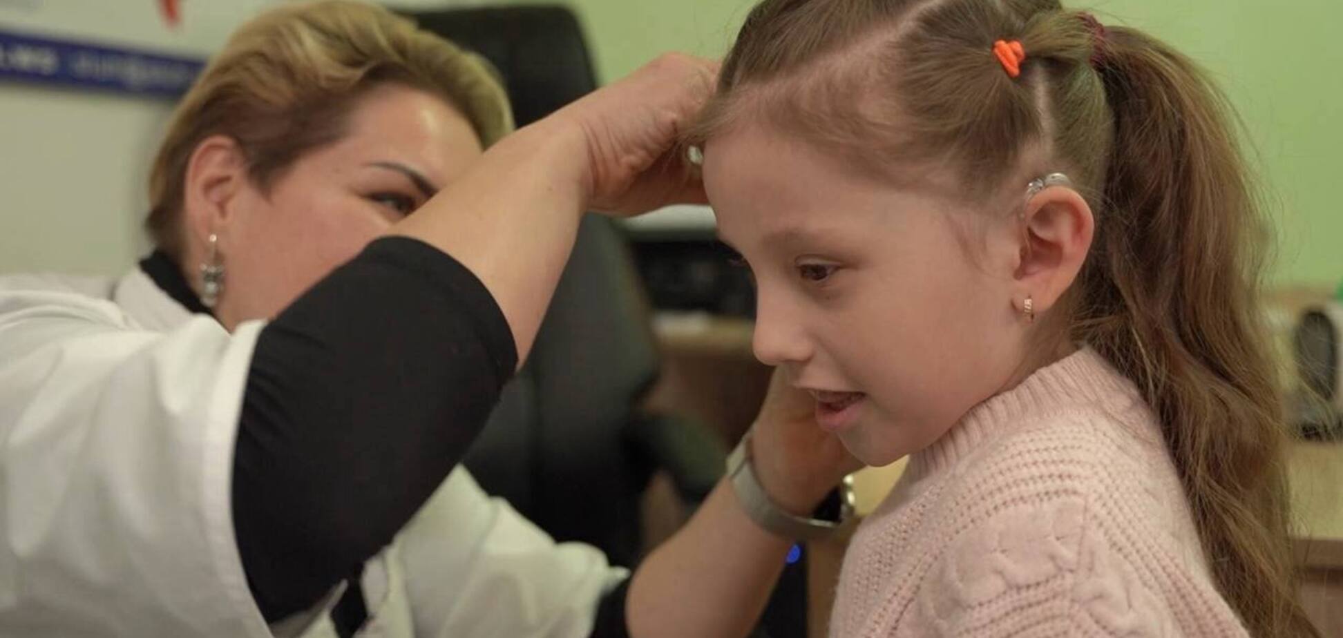 "Она наконец-то услышит пение птиц": 6-летняя Альбина из Балаклеи получила слуховые аппараты от Фонда Рината Ахметова