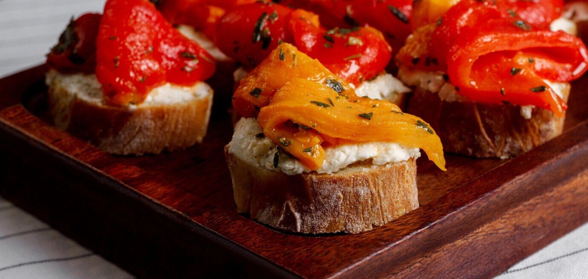 Вместо бутербродов с колбасой: как приготовить вкусные брускеты с перцем на каждый день и для праздничного стола