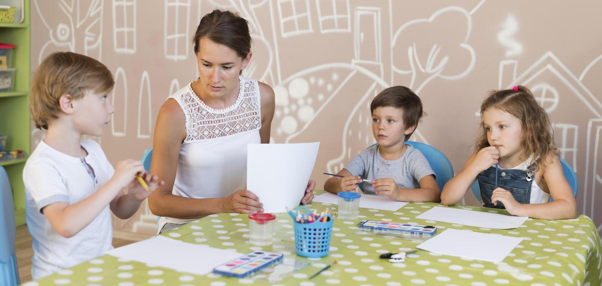 Буде нова формула: у МОН розповіли, як зміняться зарплати вихователів