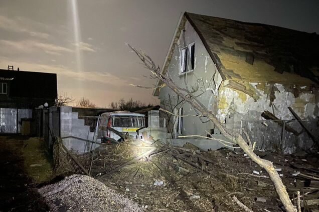 На Одещині під час нічного обстрілу пошкодили критичну інфраструктуру, житловий будинок та магазин: є постраждалі