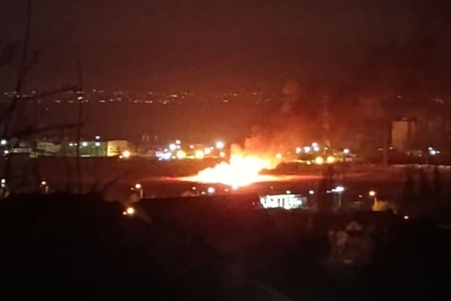 У російському Волгограді поскаржилися на вибухи: БПЛА нібито атакували місцевий НПЗ. Фото та відео