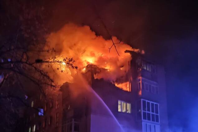 В Чернигове 'Шахеды' попали в жилые дома: эвакуирована женщина, повреждены три автомобиля. Фото и видео