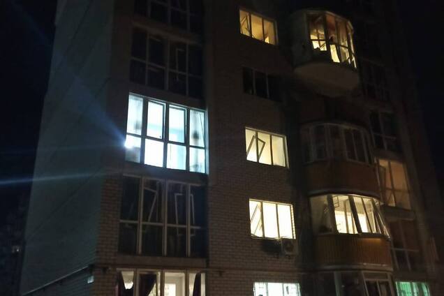 В Чернигове российский дрон ударил по жилой застройке: повреждена многоэтажка, горели авто. Фото и видео