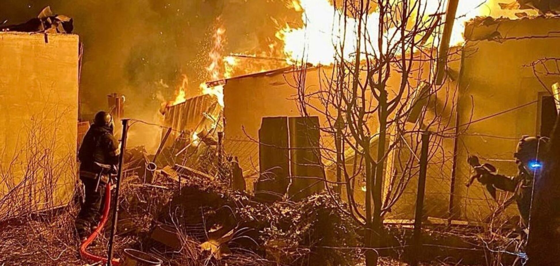 Армия России совершила авиаудар по Херсону: из-под завалов достали тело мужчины. Фото и видео