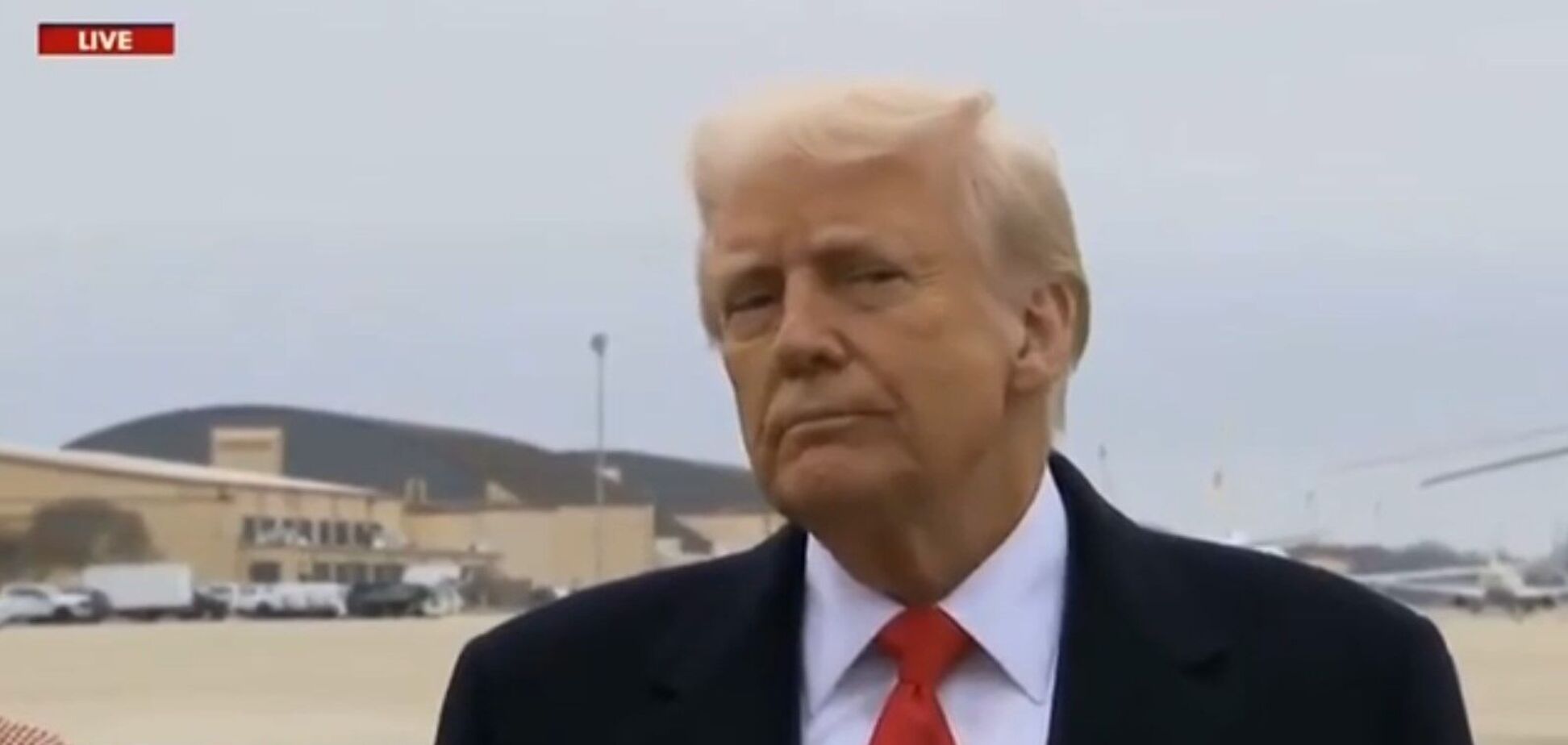 Трамп случайно получил микрофоном по лицу: журналистка принесла извинения. Видео