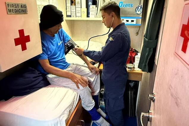 Пил дождевую воду и питался насекомыми: в Тихом океане спасли потерявшегося 95 дней назад рыбака из Перу. Фото