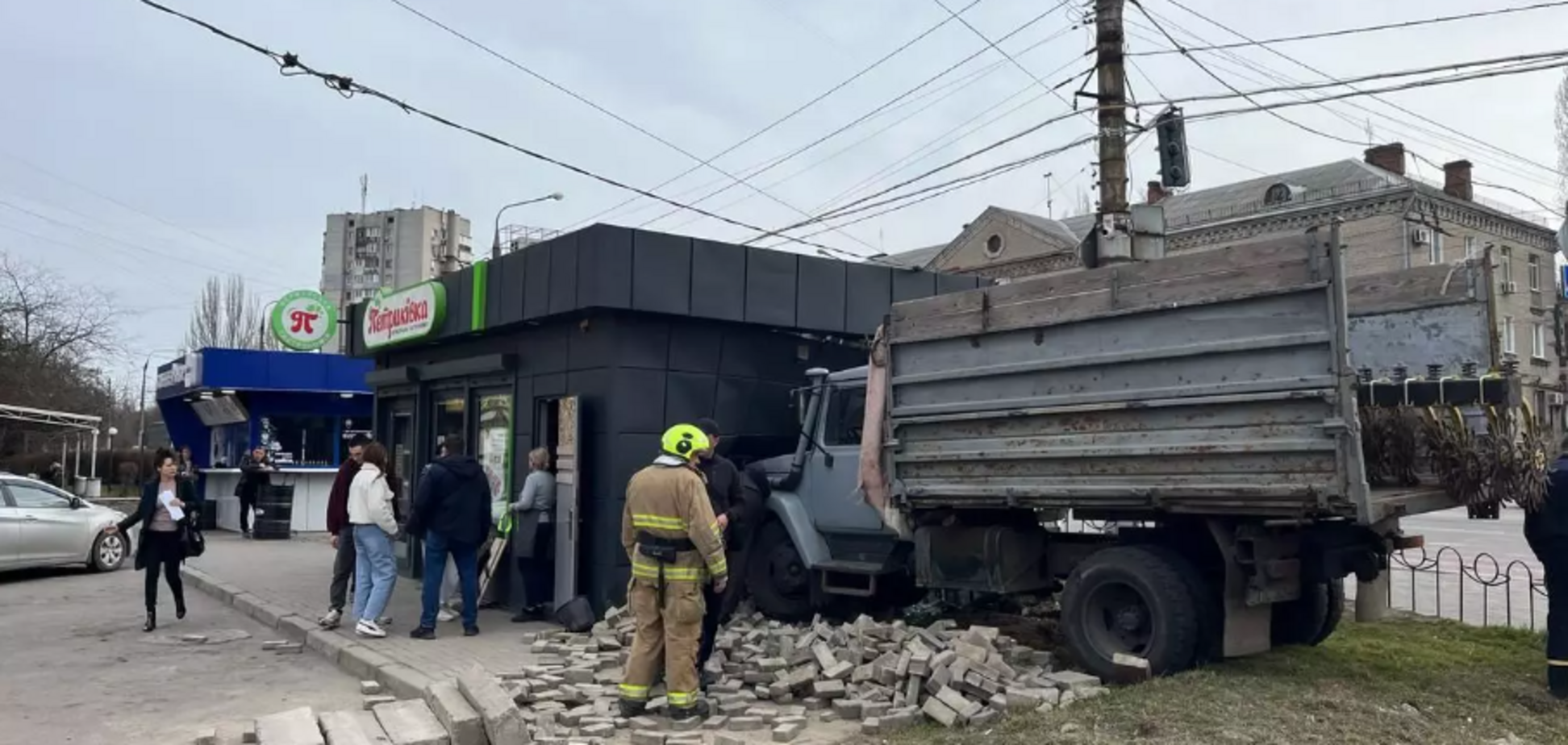 В Запорожье грузовик влетел в продуктовый магазин: пострадали люди. Фото