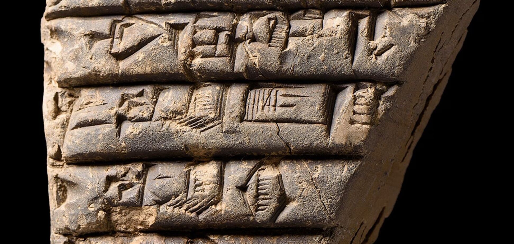 Археологи знайшли докази існування бюрократії 4000 років тому: люди записували абсолютно все