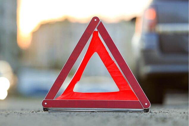 Під Києвом внаслідок ДТП перекинулась маршрутка: є постраждалі. Подробиці, фото та відео