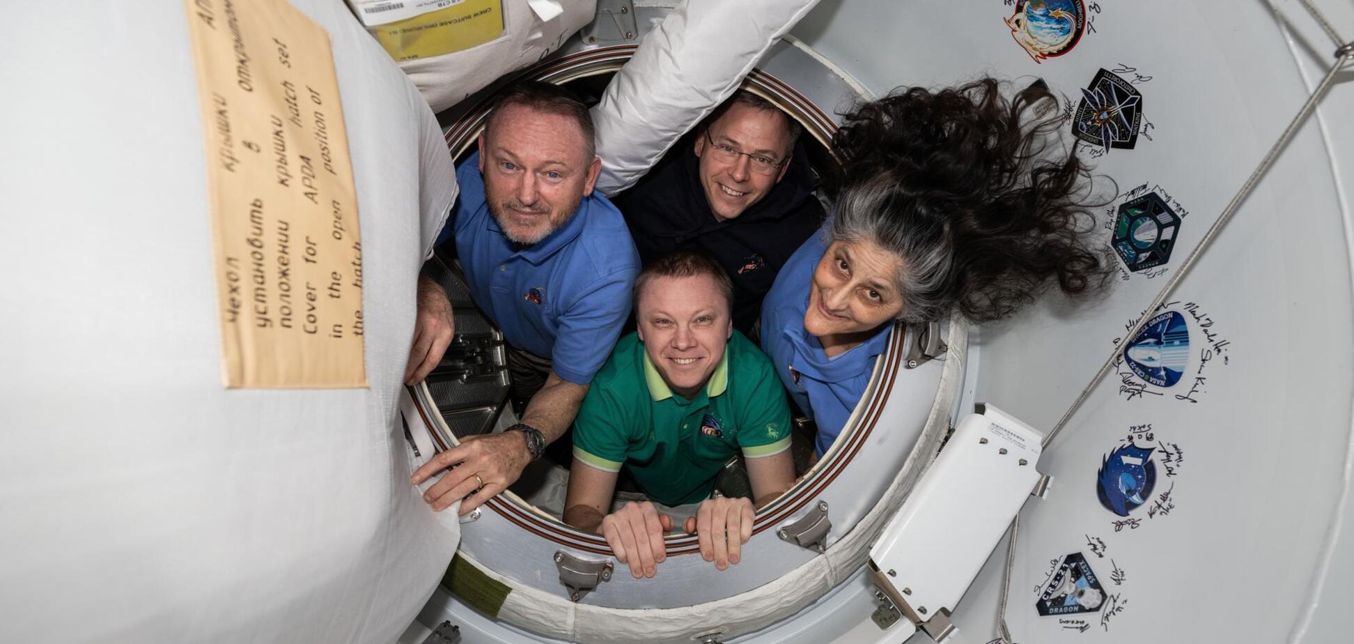 Капсула SpaceX успешно доставила четырех астронавтов на МКС: Бутч Уилмор и Суни Уильямс наконец-то смогут вернуться на Землю