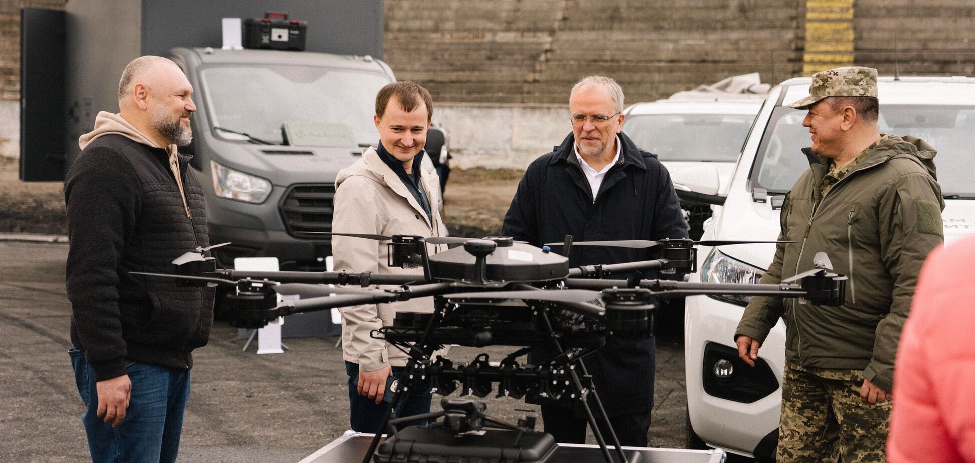 'Київстар' та 'Повернись живим' передали саперам обладнання для безпечного розмінування