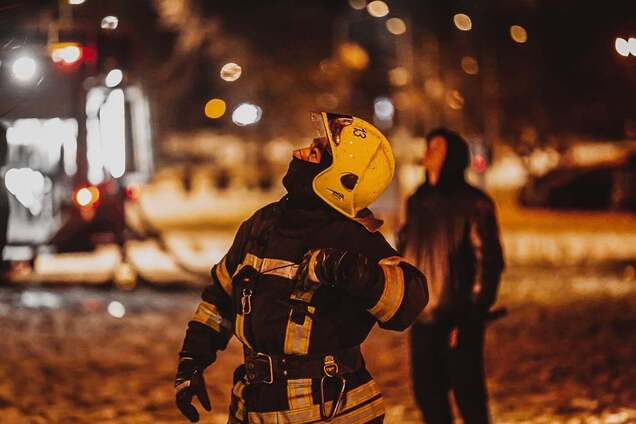 У Києві нічна пожежа в багатоповерхівці забрала життя чоловіка. Подробиці трагедії та фото