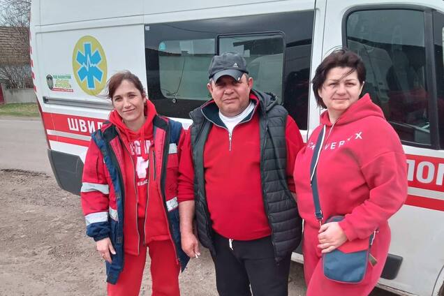 'Мама і малюк у безпеці, життя перемогло': на Одещині медики прийняли пологи в кареті швидкої. Фото