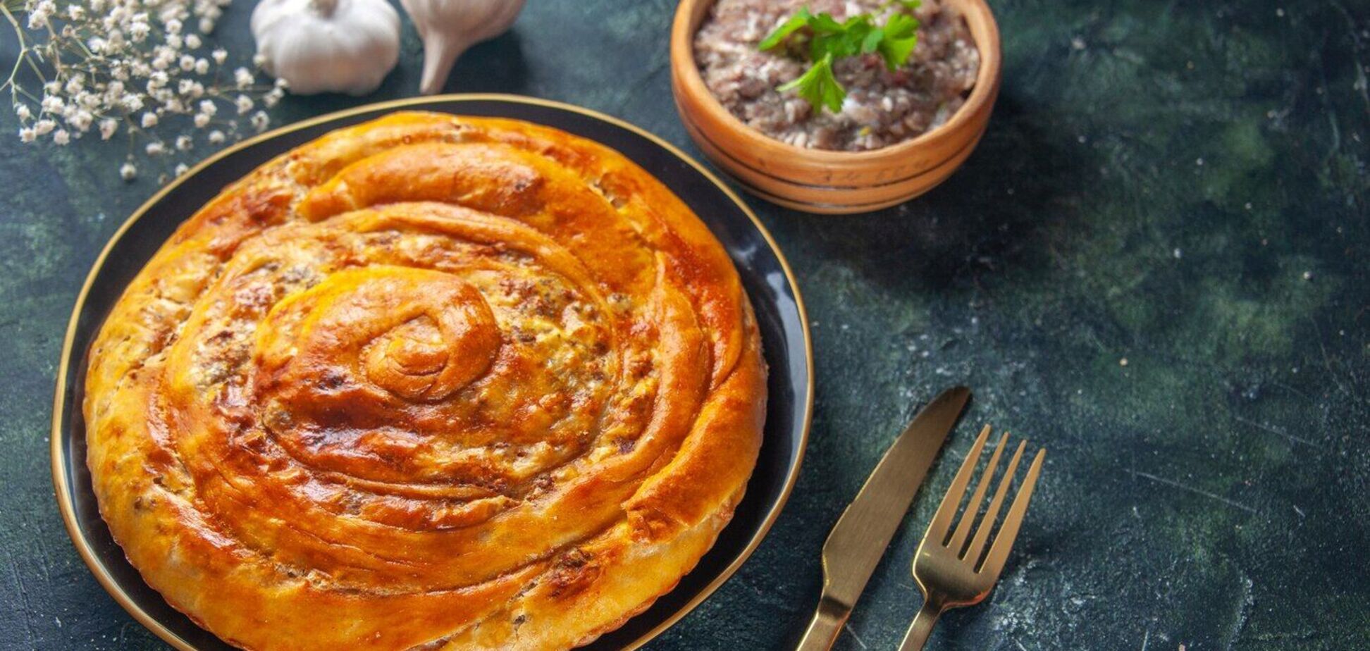 Сытный мясной пирог для ужина: готовится на скорую руку