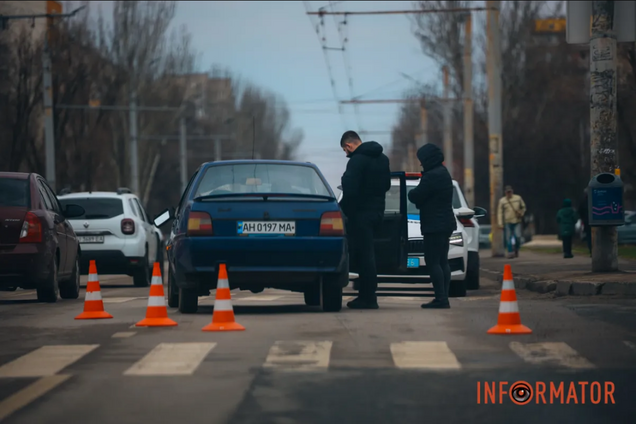 В Днепре авто сбило беременную женщину и двоих детей на пешеходном переходе: появились данные об их состоянии. Фото и видео