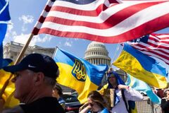 Рекордно возросло количество американцев, считающих помощь США Украине недостаточной: опрос