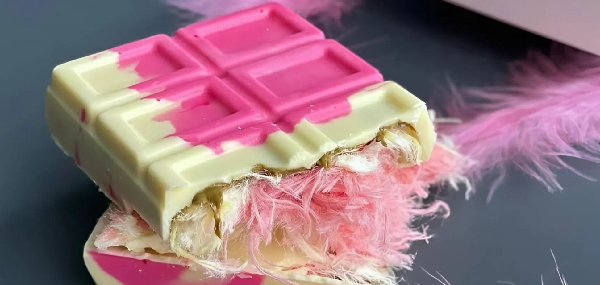 'Волосатая' шоколадка: что это за тренд и действительно ли там внутри волосы