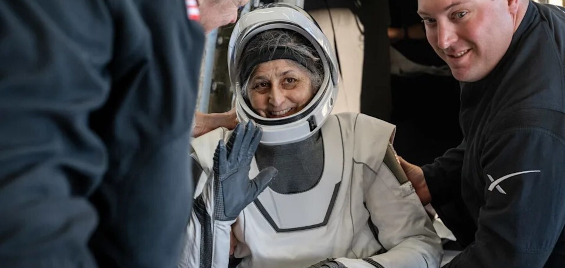 Уставшие, но счастливые. Появились фото и видео возвращения астронавтов NASA на Землю из космического плена