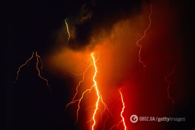 Ученые раскрыли тайну поразительных красных молний над Гималаями