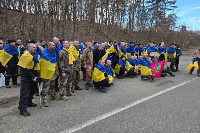 Украинские защитники вернулись из российского плена.