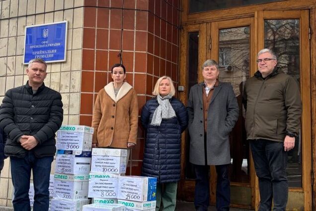 'Євросолідарність' принесла в Офіс президента 145 тисяч підписів за скасування санкцій проти Порошенка