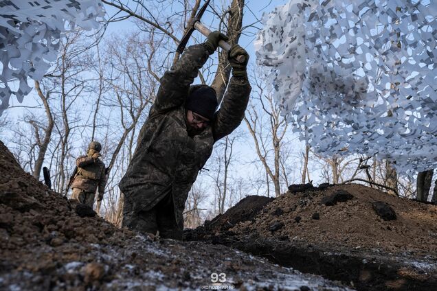 У кого есть свободное время, тот копает: пехотинцы 93-й бригады ВСУ показали, как обустраивают боевые позиции. Фото
