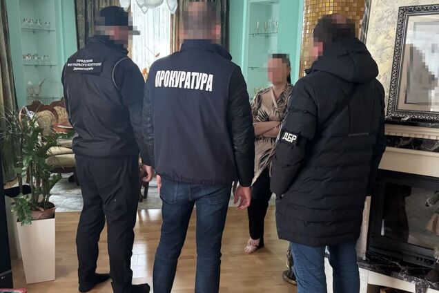 ДБР викрило інспекторку Львівської митниці, яка на авто вивезла до Польщі чотирьох чоловіків призовного віку. Фото