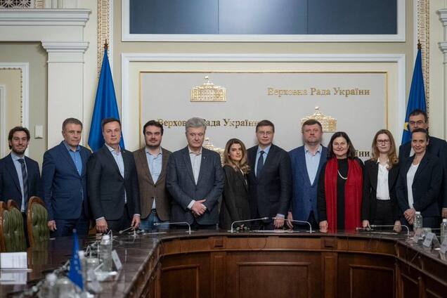 Политическое единство, мощь ВСУ, поддержка партнеров: Порошенко на встрече с еврокомиссаром назвал ключевые факторы общего успеха Украины и ЕС