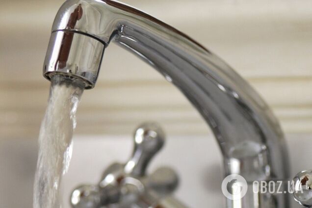 Почему в Киеве вода пахнет рыбой: в 'Киевводоканале' назвали причину и сообщили, есть ли опасность