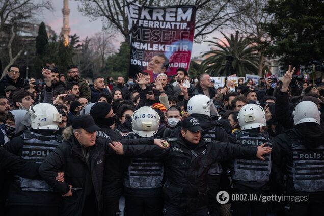 На улицы вышли тысячи человек, власти закрыли метро: в Турции вторые сутки продолжаются массовые протесты. Фото и видео