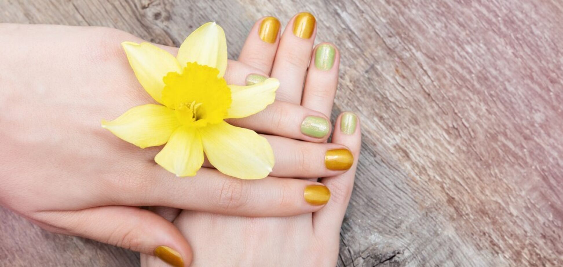 Маникюр 'мото-бохо': Ванесса Гадженс показала трендовый дизайн