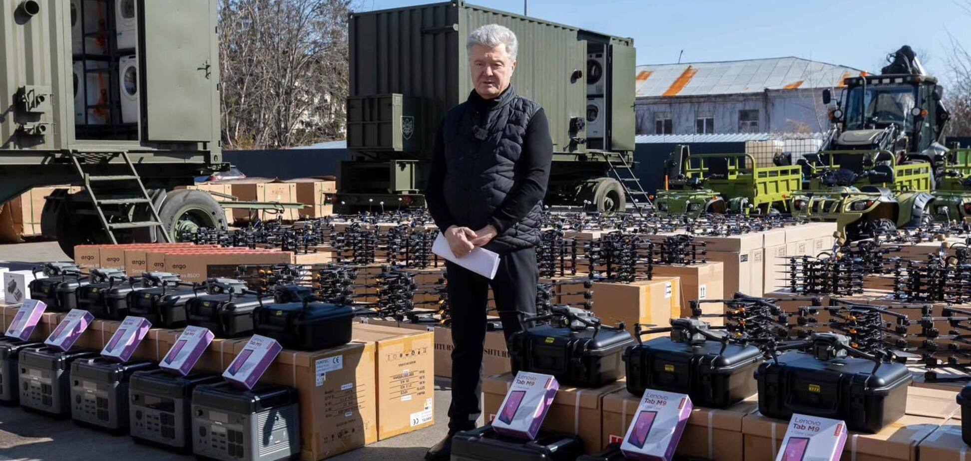 Сегодня эта военная техника могла быть на фронте: Порошенко объяснил, почему блокируется помощь защитникам