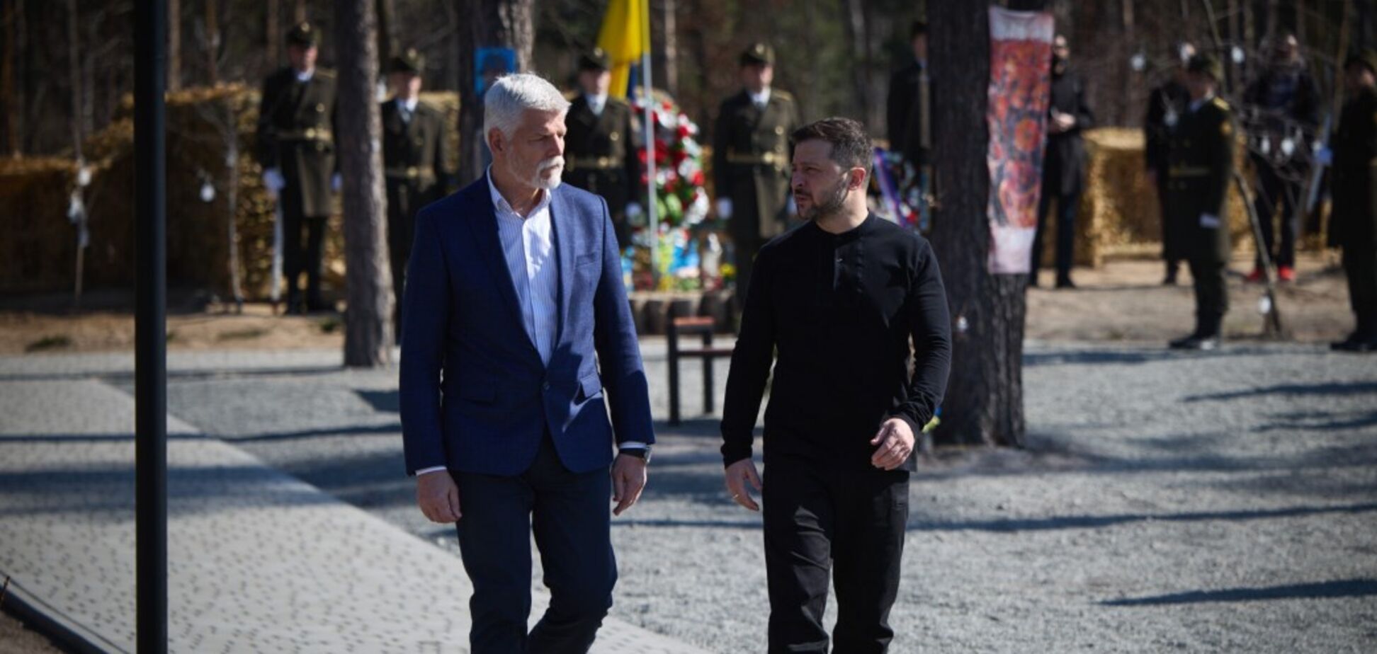 'Это символичное место': Зеленский с президентом Чехии почтили память погибших воинов в Мощуне Киевской области. Видео