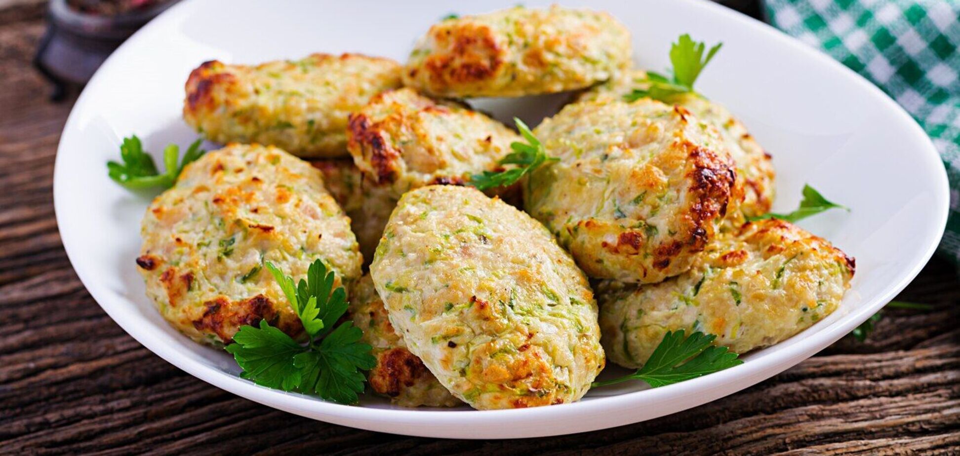 До гречки, картоплі і макаронів: як приготувати нежирні курячі котлети на обід