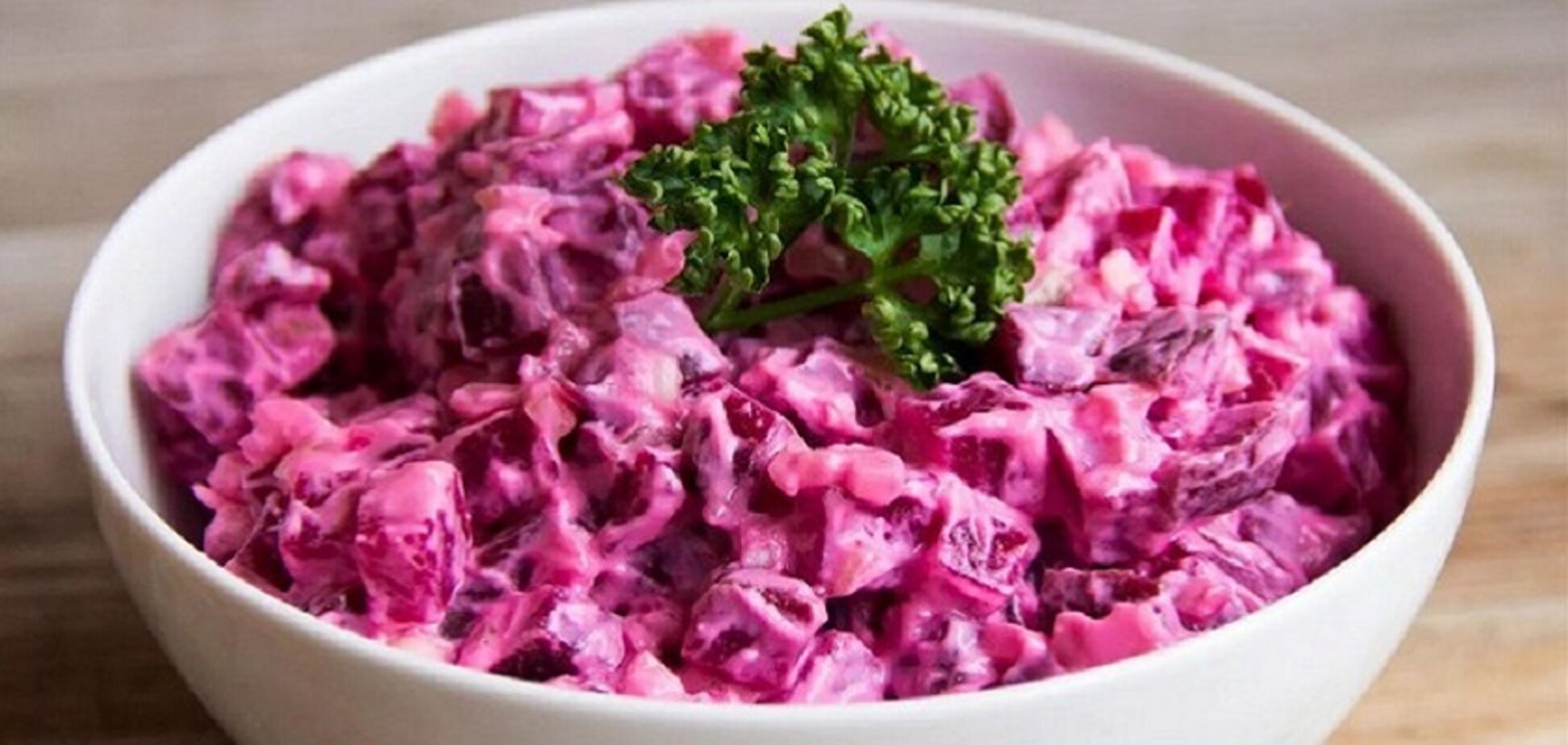 Замість 'Шуби' і 'Вінегрету': рецепт ситного майонезного салату з буряком і зеленим горошком