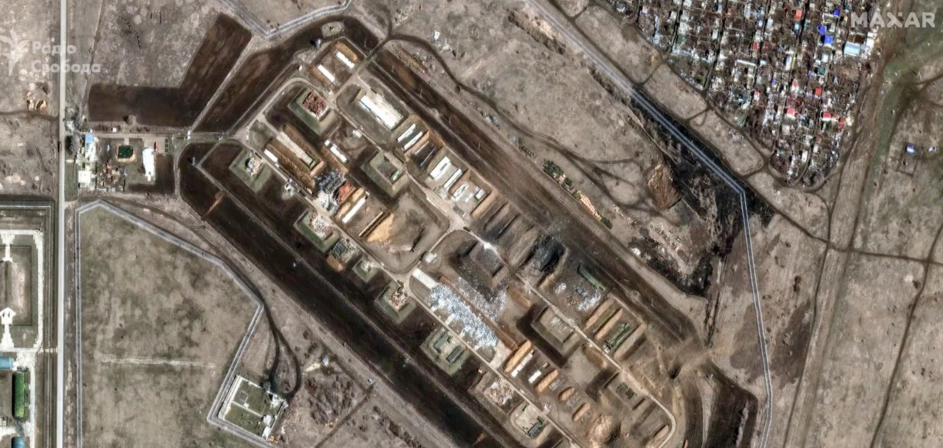Зруйновані будівлі й вирви: з'явились супутникові знімки наслідків удару по аеродрому 'Енгельс-2'