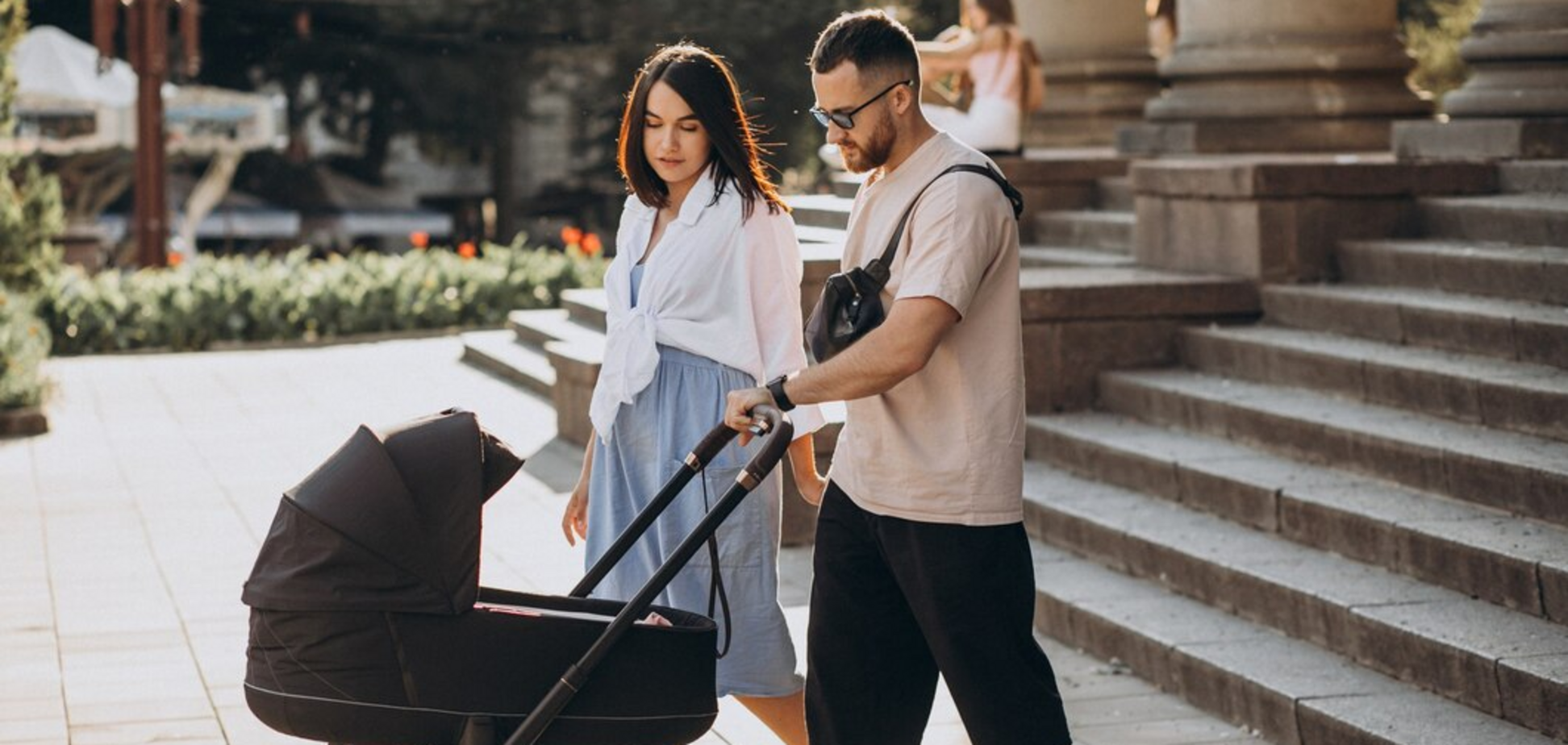 Як назвати українською дитячу 'коляску': правильний переклад