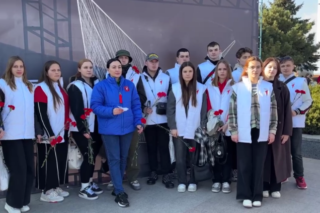 В Мариуполе оккупанты согнали школьников почтить память жертв теракта в Москве. Видео