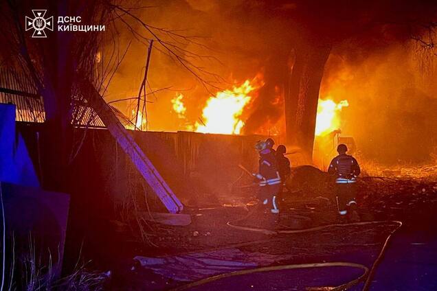 Войска РФ ударили по Киевщине: повреждены частные дома, пострадали два человека. Фото