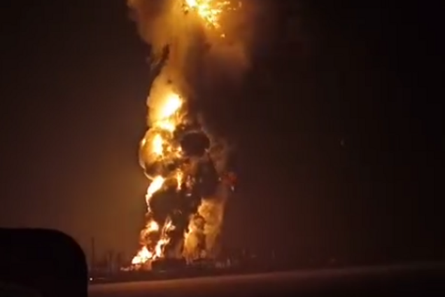 У Краснодарському краї п'ятий день горить нафтобаза після атаки: кажуть про новий 'спалах'. Відео