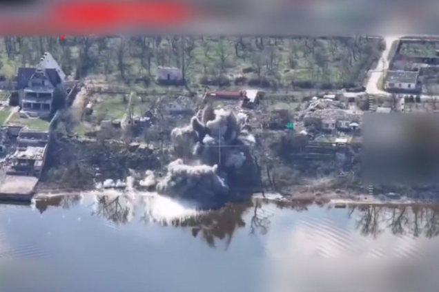 Повітряні сили завдали удару по ворожій роті забезпечення переправи на Херсонщині: знищено плавзасоби і не тільки. Відео