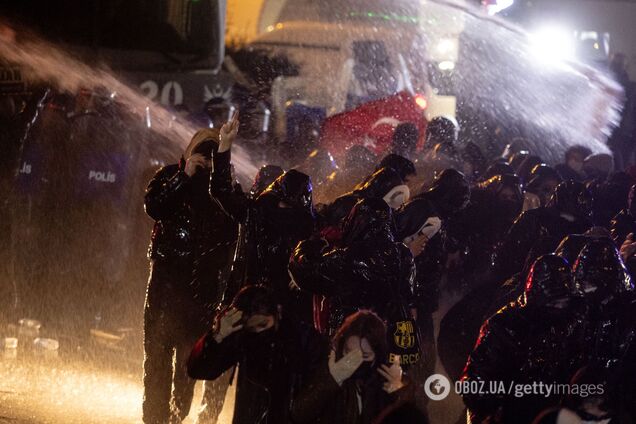 В Турции продолжаются протесты в поддержку отстраненного мэра Стамбула: полиция применила дубинки и водометы. Фото и видео