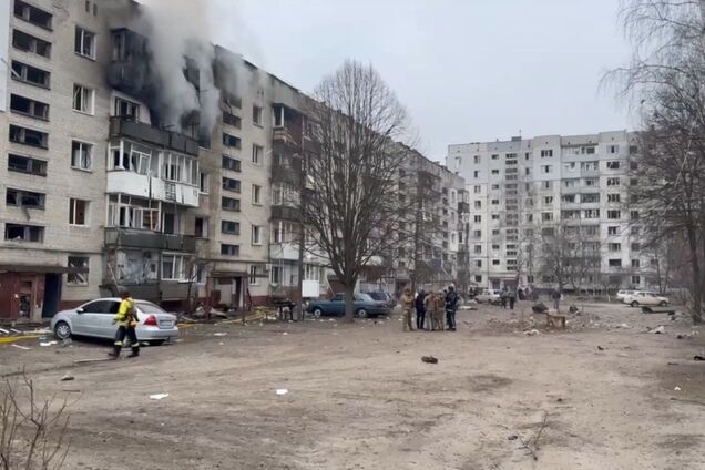 Окупанти завдали ракетного удару по Сумах, пошкоджені багатоповерхівки та школа: постраждали 88 людей. Фото й відео