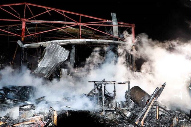 На Київщині через ворожу атаку спалахнули пожежі в складських приміщеннях. Фото і відео