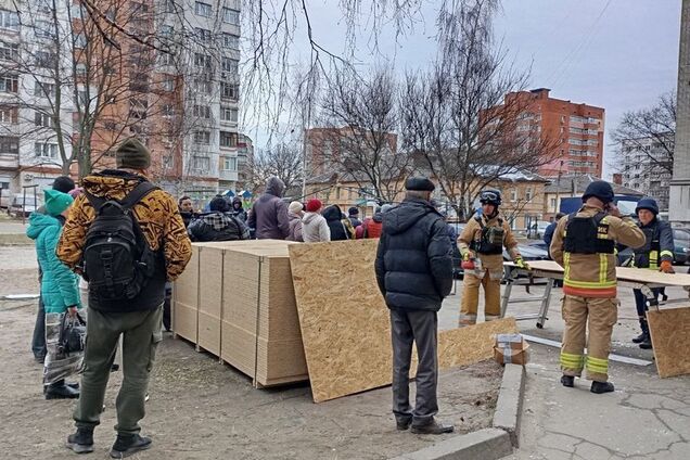 В Сумах до 101 человека возросло количество пострадавших в результате российского удара: продолжаются аварийно-восстановительные работы. Фото и видео