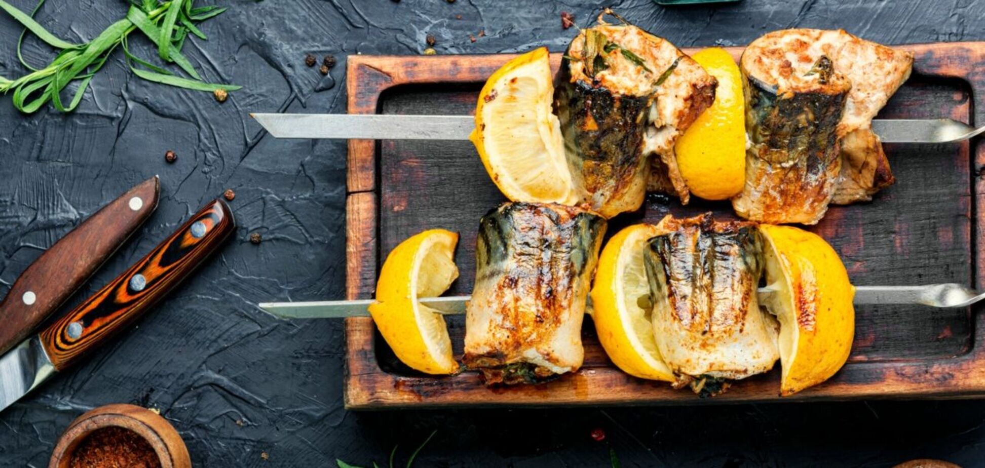 Лучше мясного: как приготовить сочный шашлык из скумбрии