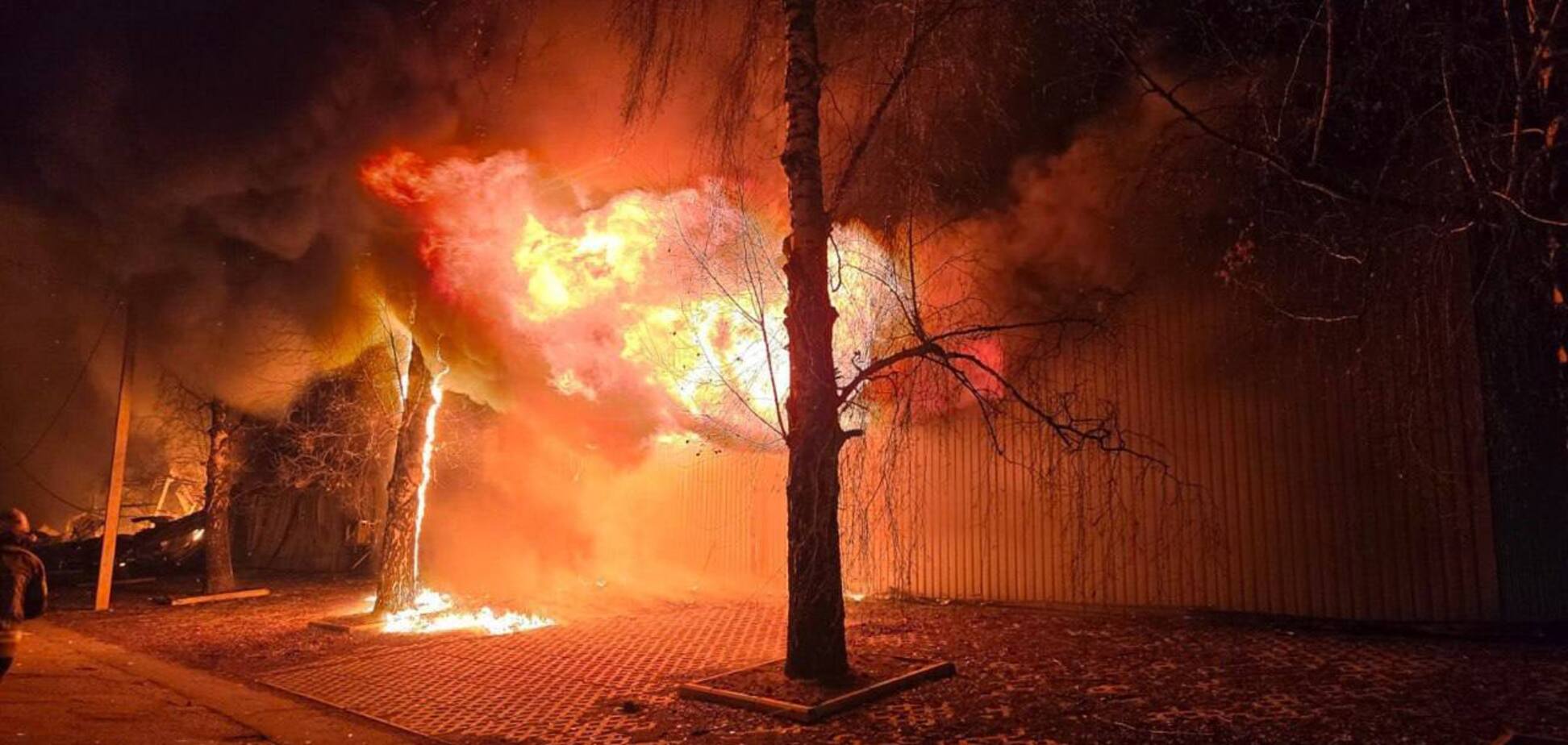 Россия массированно атаковала жилые районы Харькова 'Шахедами': разрушены многоэтажки, пострадали люди. Фото и видео