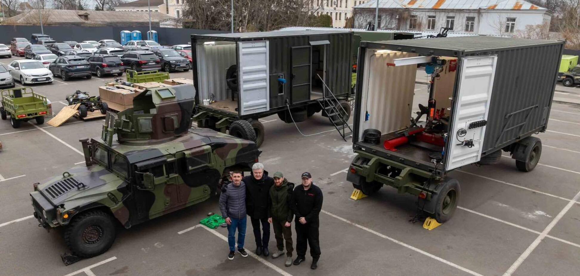 Можно "переобут" западные бронемашины за 10 мин: Порошенко передает на фронт новую версию мобильного шиномонтажа